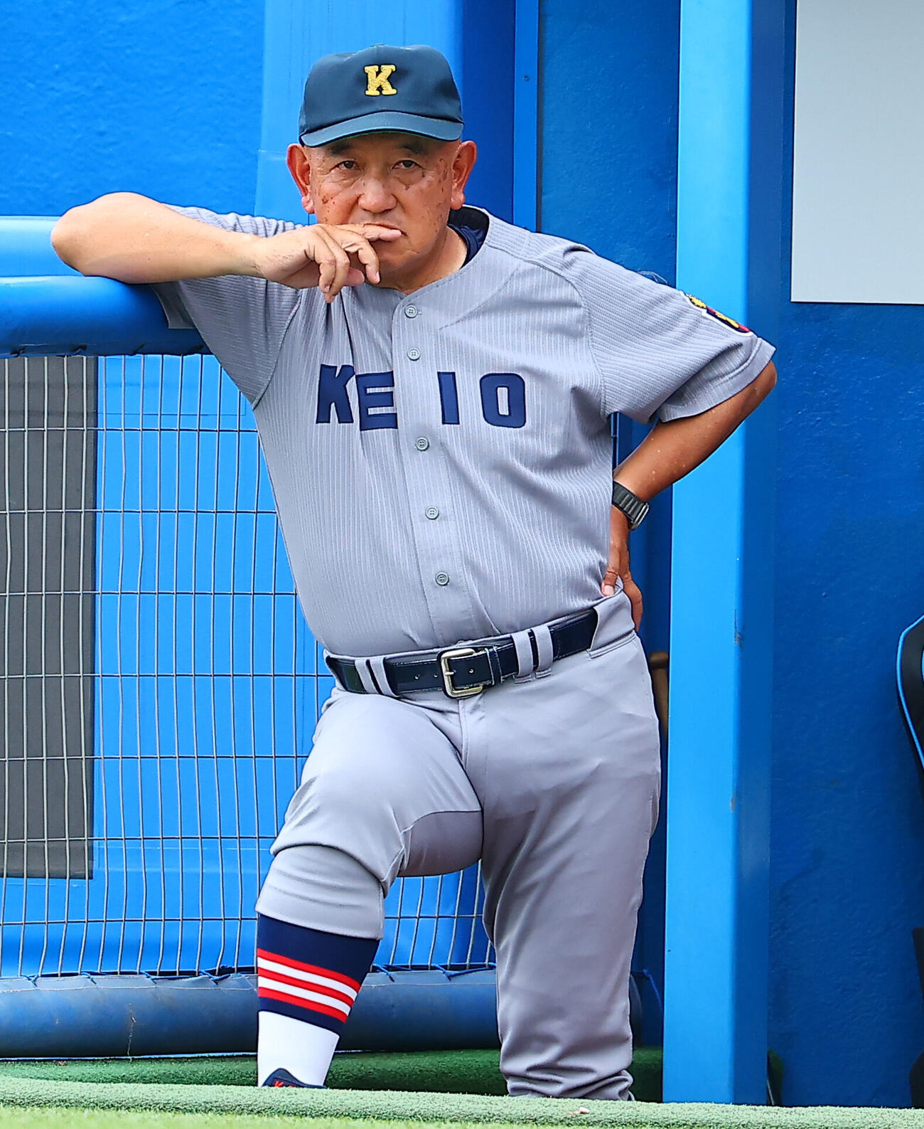 全日本大学野球選手権　決勝　関大対慶大　試合を見つめる慶大・堀井哲也監督（撮影・野上伸悟）