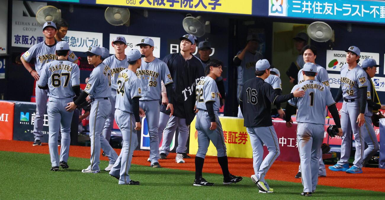 オリックス対阪神　オリックスにサヨナラ負けを喫した阪神ナイン（撮影・加藤哉）　
