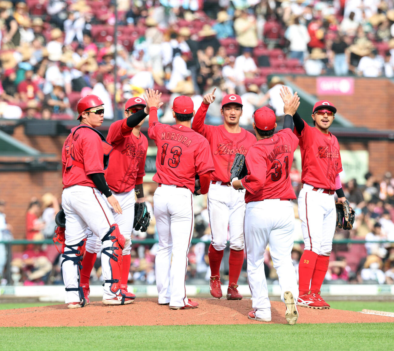 楽天対広島　連勝を決め、ハイタッチで喜び合う広島ナイン（撮影・浅見桂子）