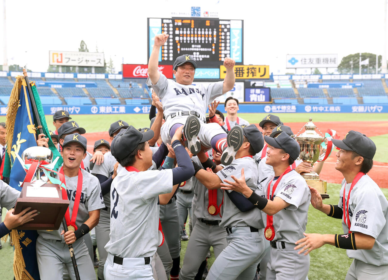 全日本大学野球選手権　決勝　関大対慶大　試合を見つめる慶大・堀井哲也監督（撮影・野上伸悟）