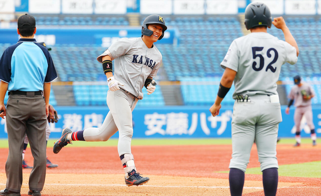 全日本大学野球選手権　決勝　関大対慶大　5回表関大無死、本塁打を放ち喜ぶ山本峻輔（撮影・野上伸悟）