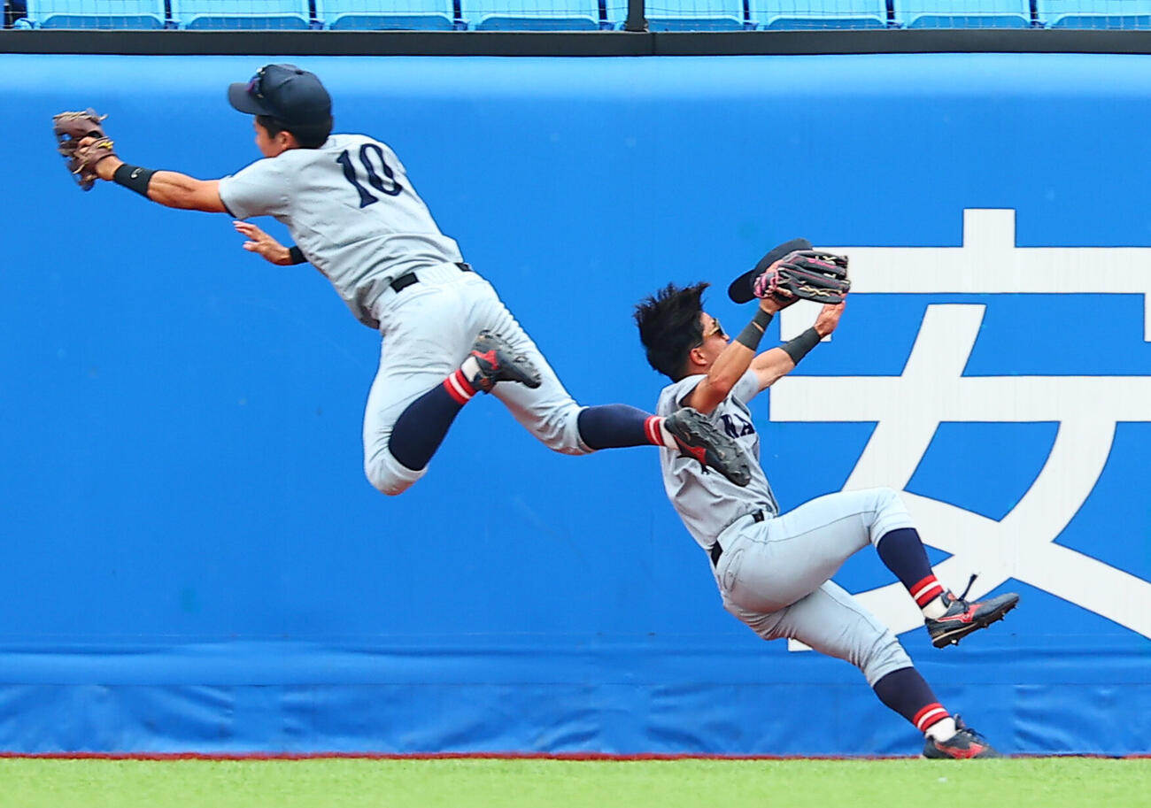 全日本大学野球選手権　決勝　関大対慶大　4回裏慶大2死一塁、吉野太陽の右飛で交錯する中村莞爾（左）と余河航太（撮影・野上伸悟）