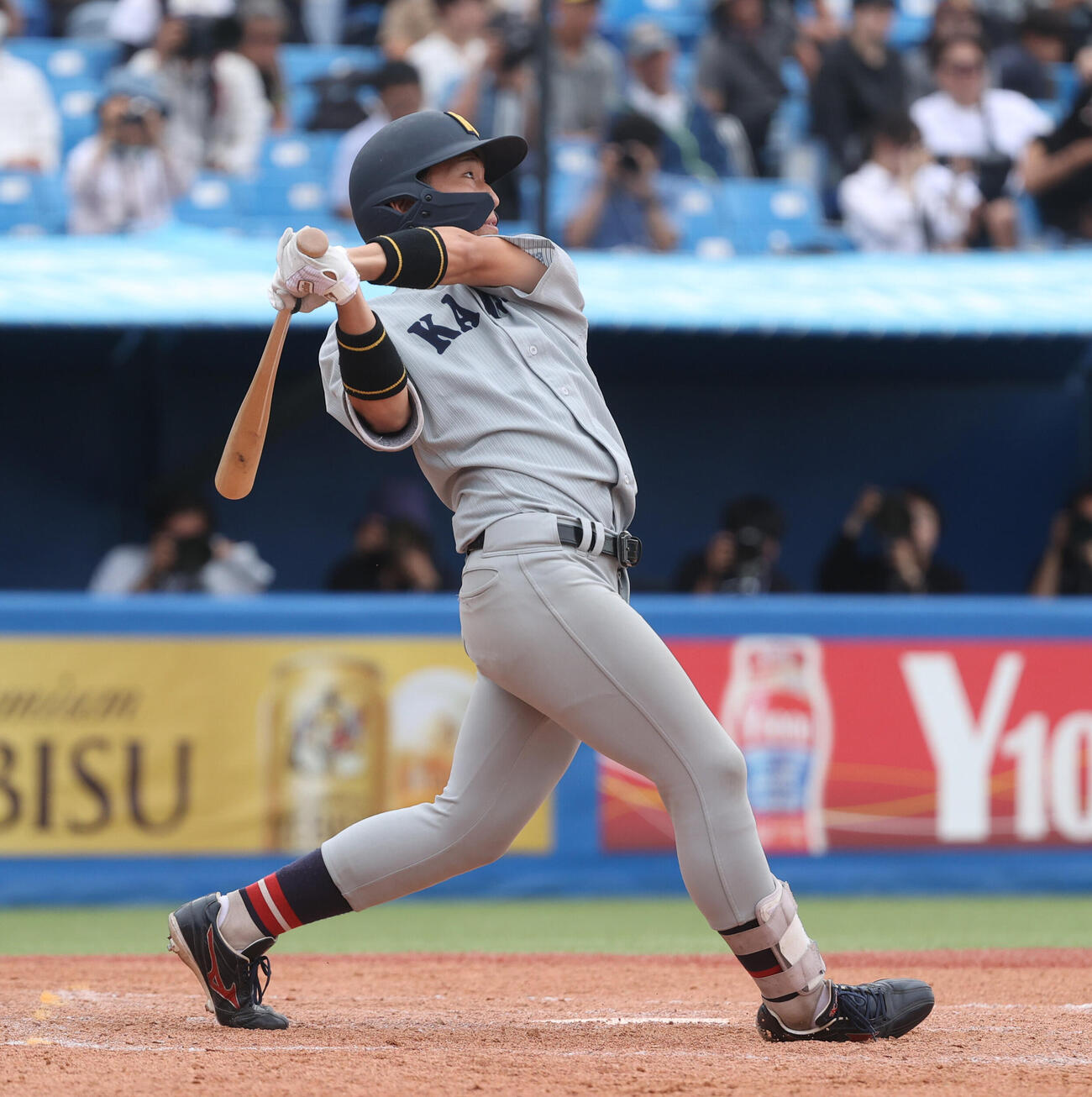 全日本大学野球選手権決勝　関大対慶大　5回表関大2死、山本峻輔は本塁打を放つ（撮影・柴田隆二）