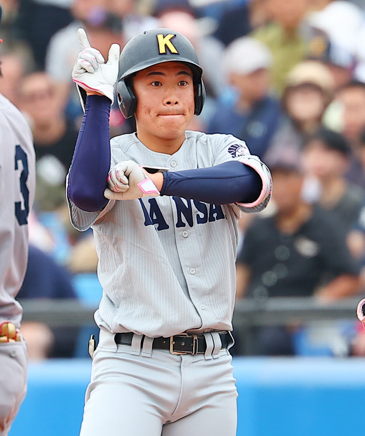 全日本大学野球選手権　決勝　関大対慶大　4回表関大1死一、二塁、先制適時安打を放ち喜ぶ森内大奈（撮影・野上伸悟）