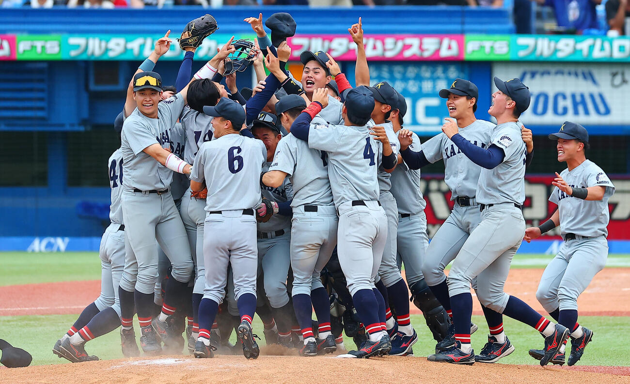 全日本大学野球選手権　決勝　関大対慶大　優勝し喜ぶ関大の選手たち（撮影・野上伸悟）＝2026年6月14日