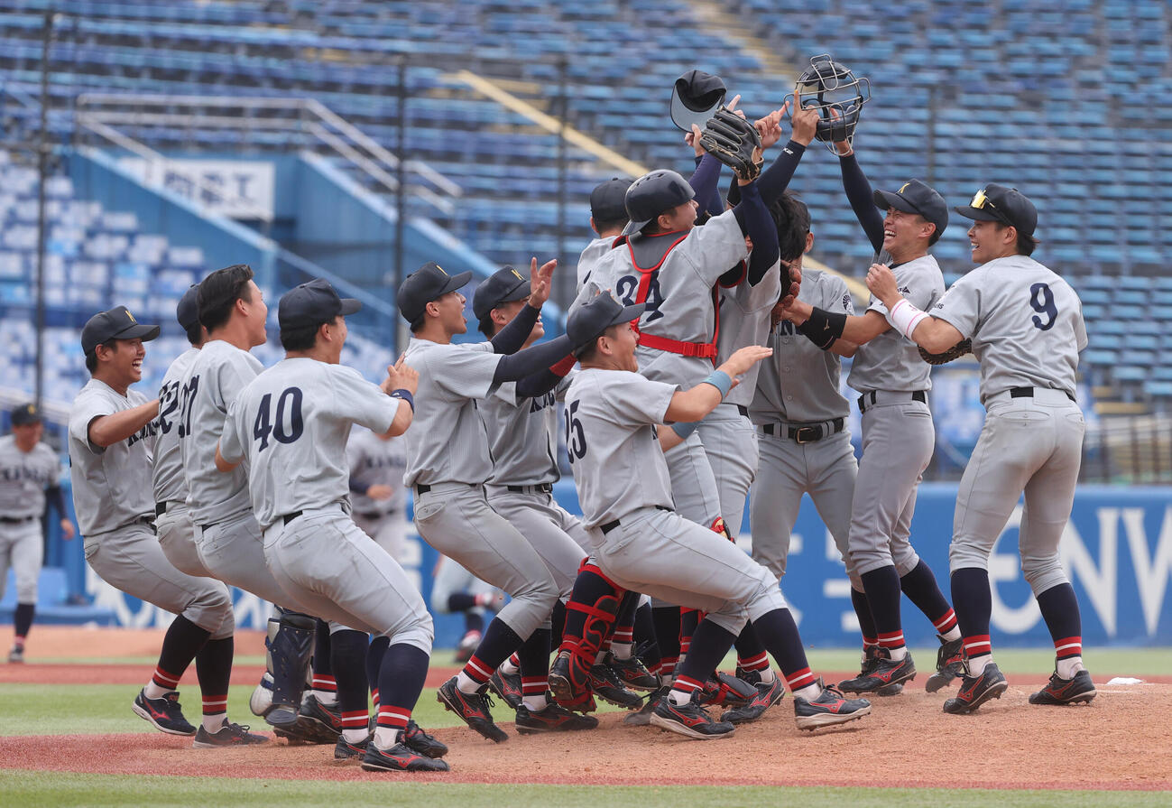 全日本大学野球選手権決勝　関大対慶大　優勝した関大ナインは歓喜の輪をつくる（撮影・柴田隆二）