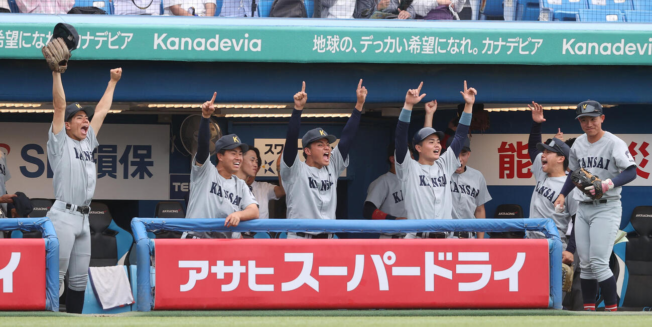 全日本大学野球選手権決勝　関大対慶大　5回表関大2死、山本峻輔の本塁打に喜ぶ関大ナイン（撮影・柴田隆二）