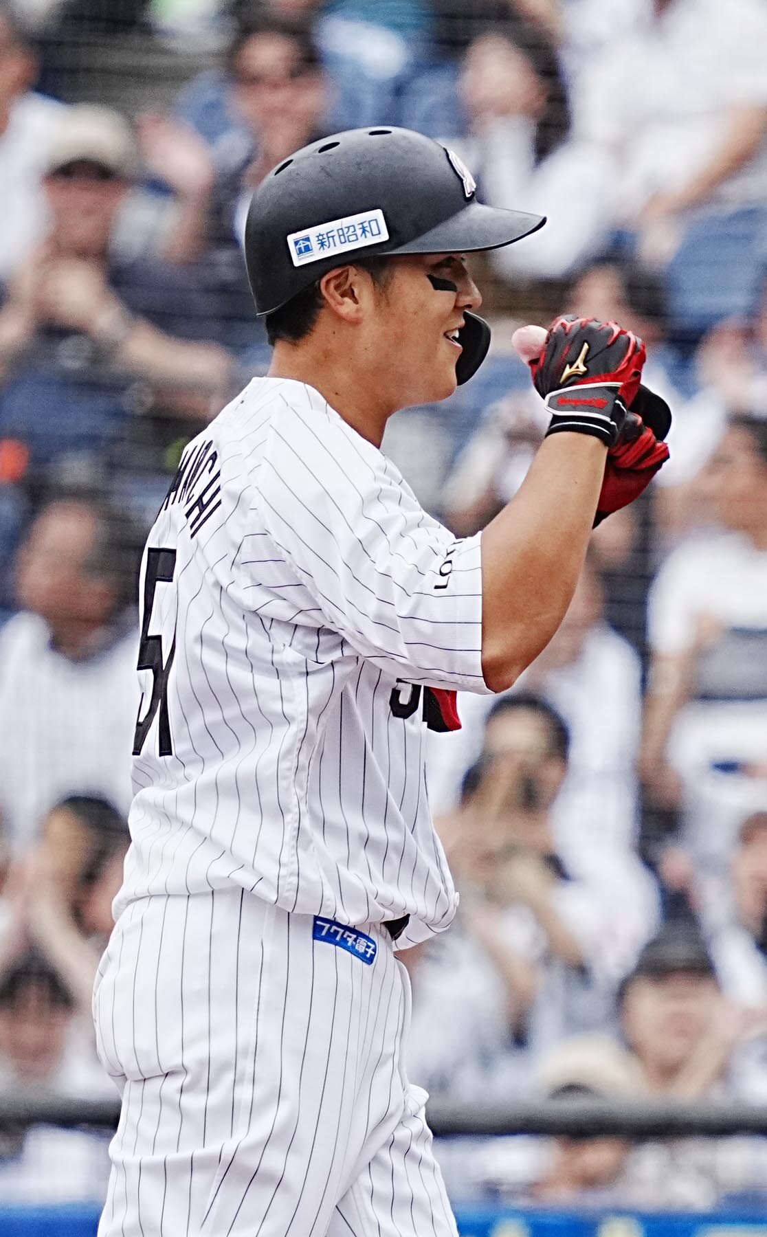 ロッテ対DeNA 5回裏ロッテ2死満塁、山口航輝は中前に勝ち越し2点適時打を放ちベンチに向かってポーズを決める（撮影・小沢裕）　＝2026年6月14日