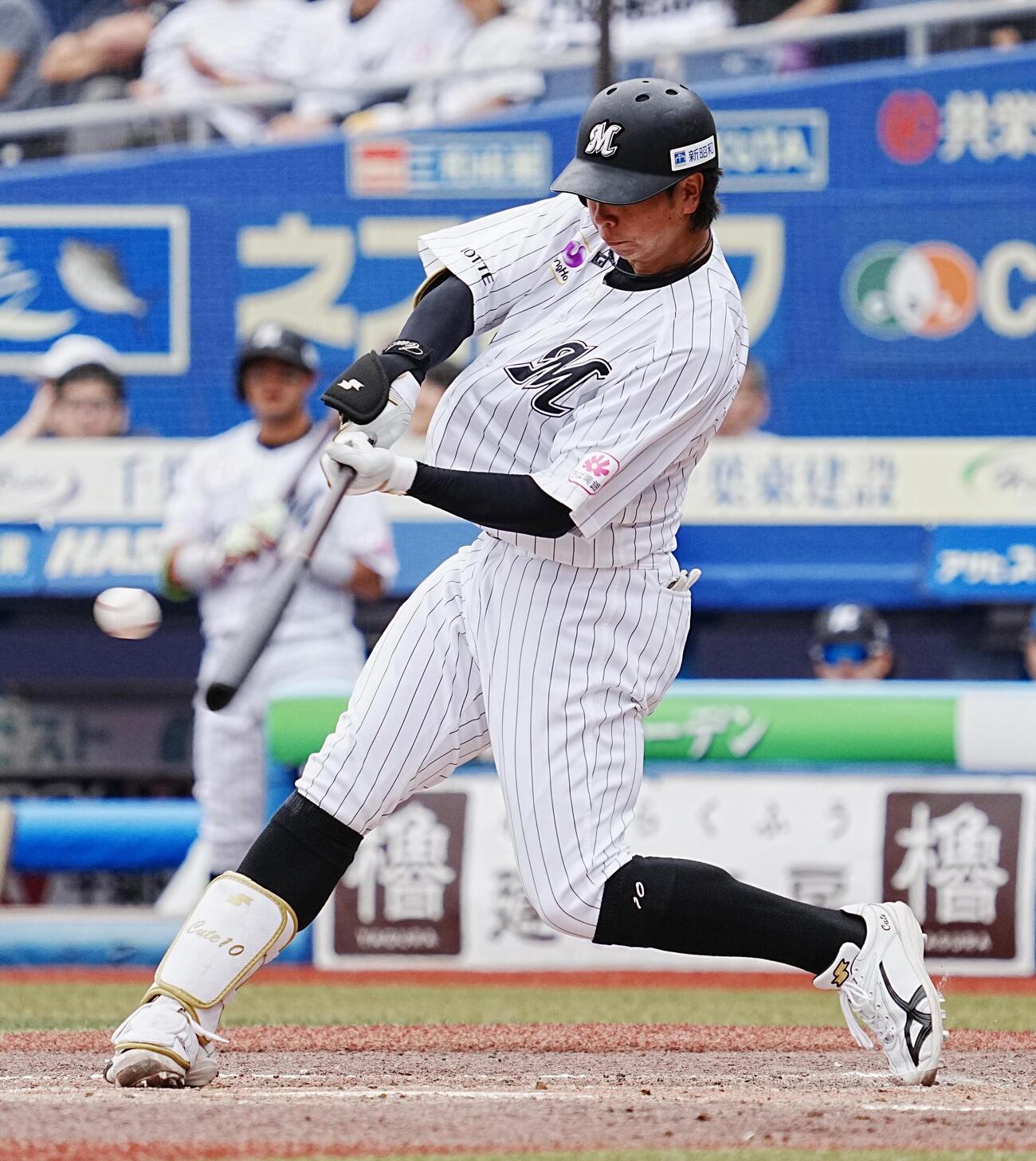 ロッテ対DeNA 5回裏ロッテ無死、上田希由翔は右越えに同点ソロ本塁打を放つ（撮影・小沢裕）