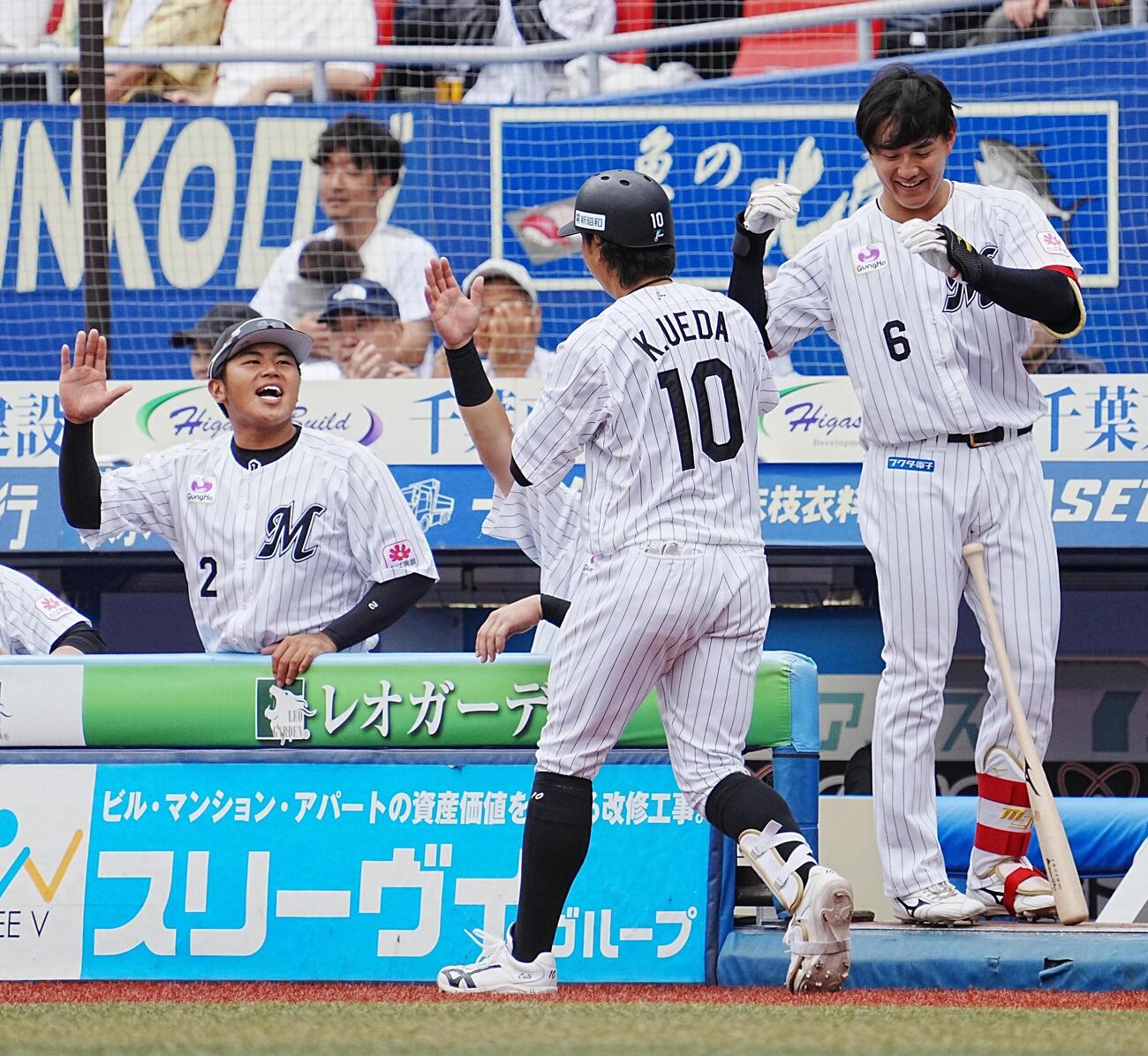 ロッテ対DeNA 5回裏ロッテ無死、上田希由翔（中央）は右越えに同点ソロ本塁打を放ちベンチのナインの祝福を受ける（撮影・小沢裕）　＝2026年6月14日