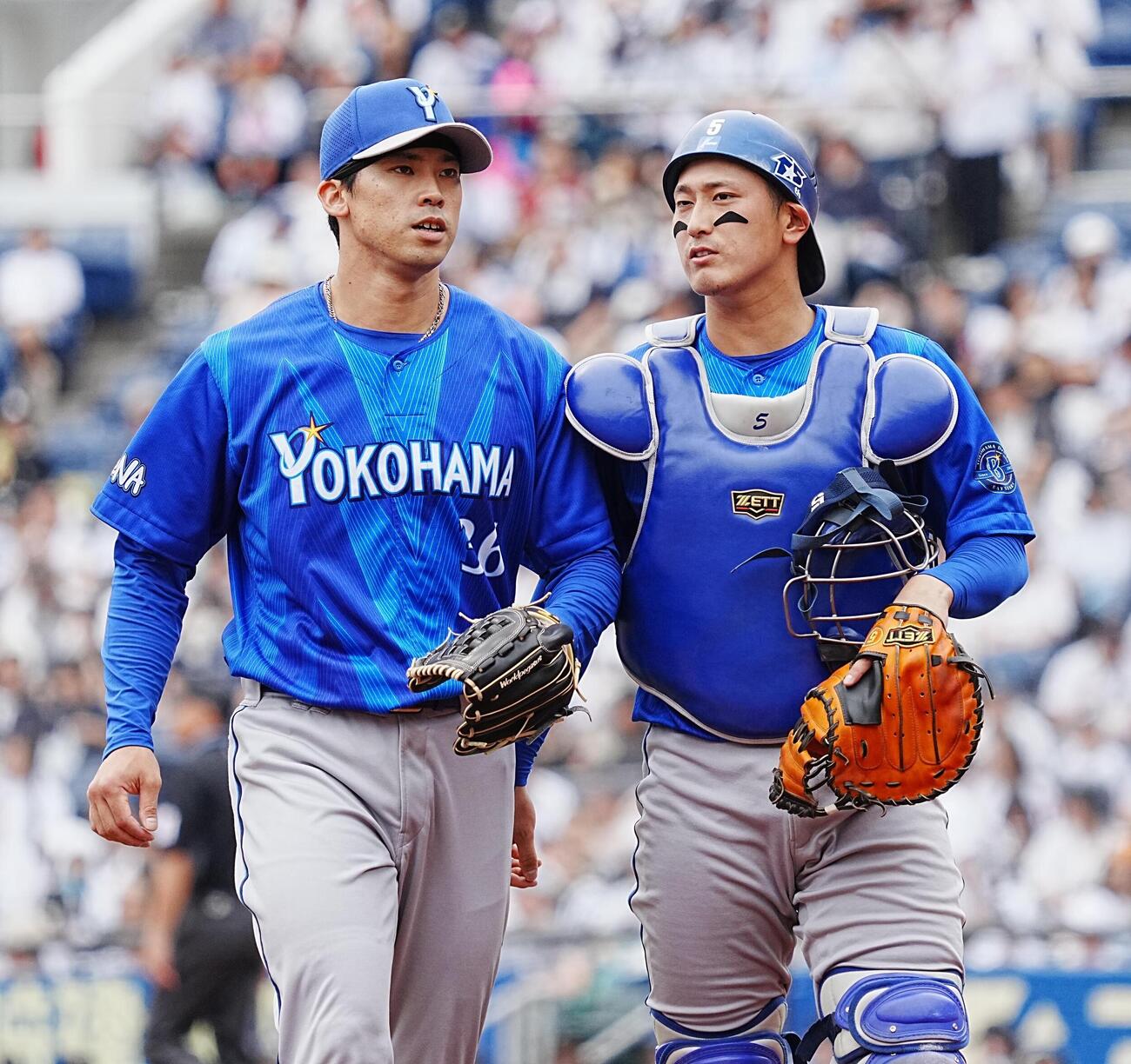 ロッテ対DeNA 1回の投球を終えベンチへ引き揚げるDeNA先発の尾形崇斗。右は松尾汐恩（撮影・小沢裕）