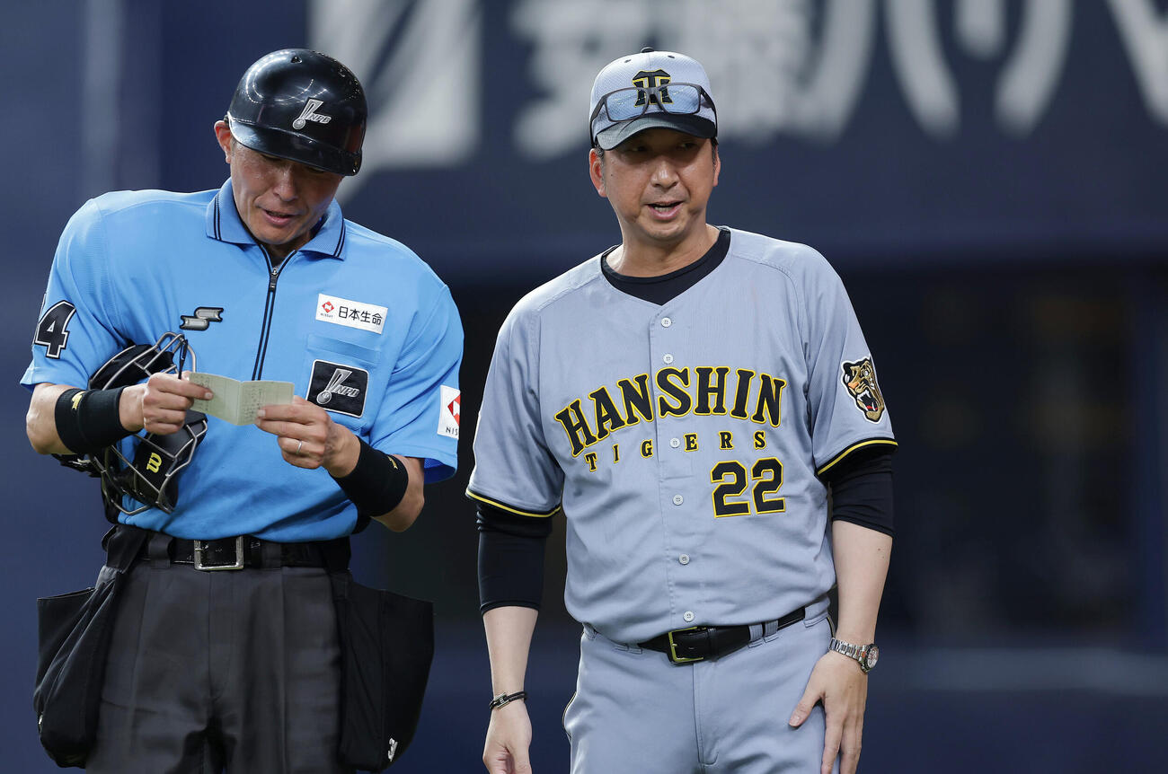 オリックス対阪神　5回表を終え、投手交代を告げた阪神藤川球児監督（撮影・前田充）