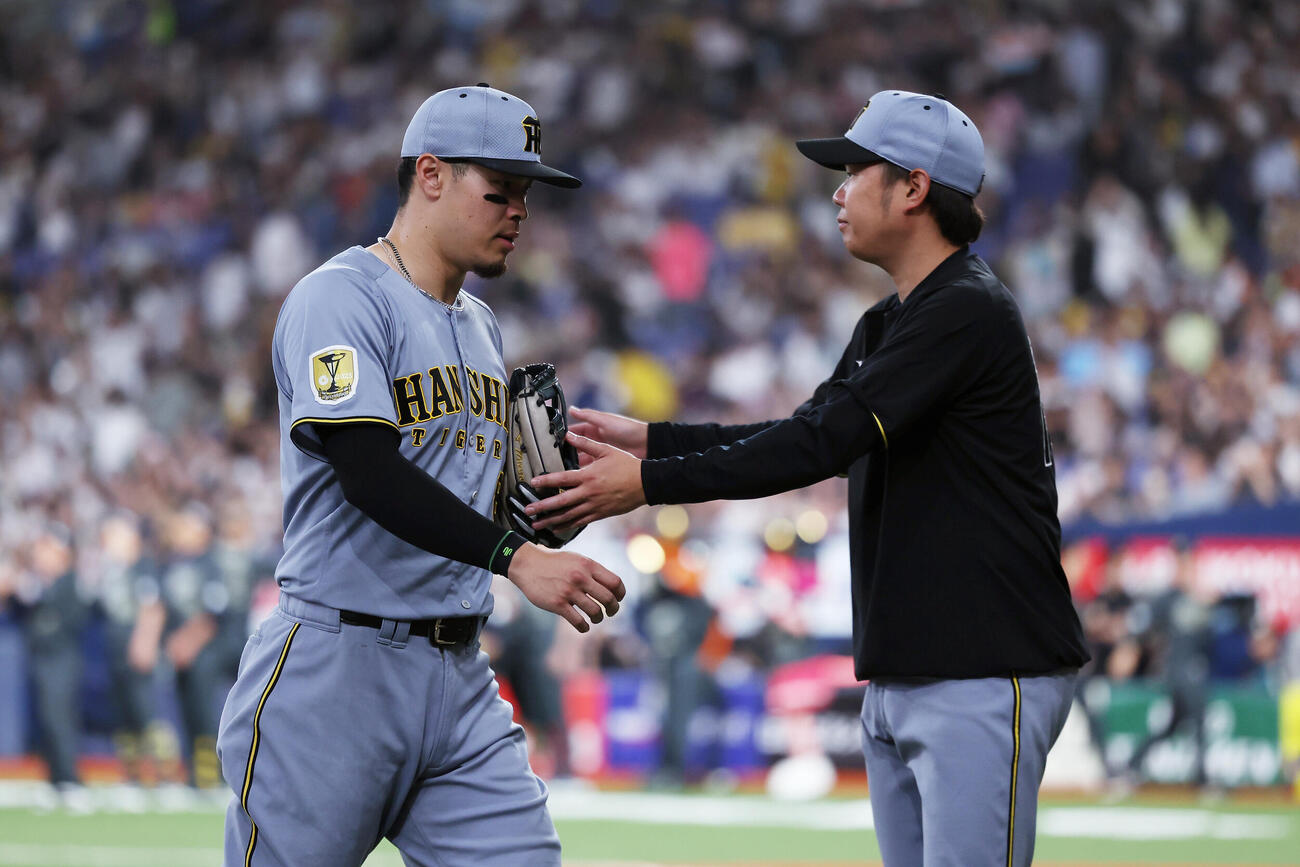 オリックス対阪神　オリックスにサヨナラ負けを喫し、悔しそうに引き揚げる阪神佐藤輝明。右は迎える西勇輝（撮影・前田充）