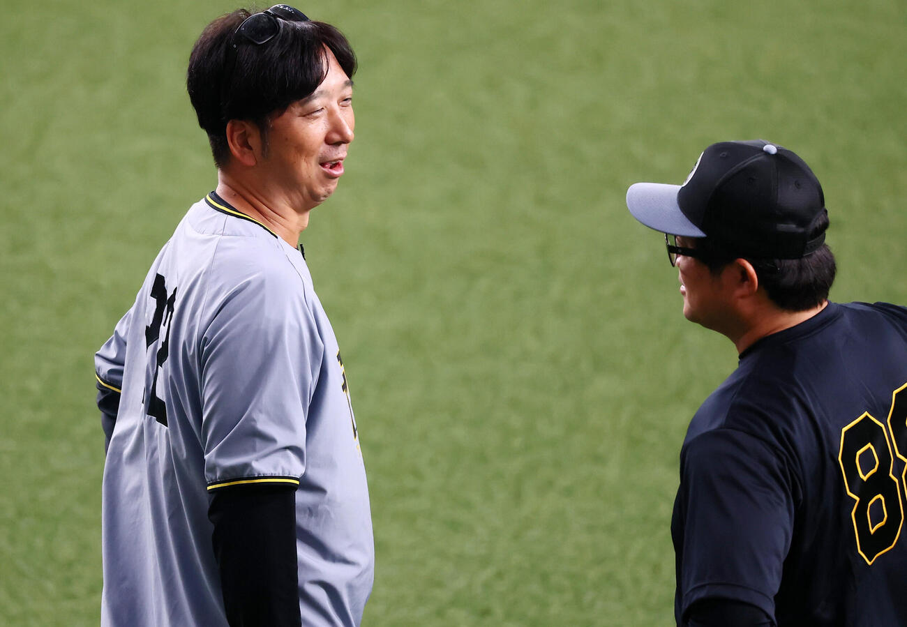 オリックス対阪神　練習中安藤優也コーチ（右）と話す阪神藤川球児監督（撮影・加藤哉）