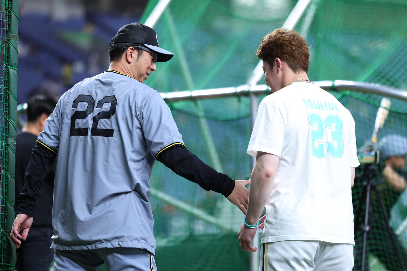 オリックス対阪神　試合前練習でオリックス吉田輝星（右）からあいさつを受ける阪神藤川球児監督（撮影・前田充）