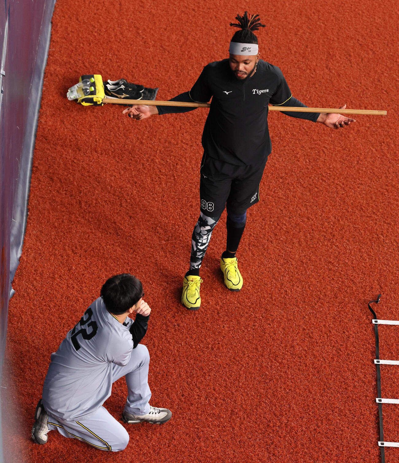 オリックス対阪神　ラファエル・ドリスは阪神藤川球児監督（左）と練習中に言葉をかわす（撮影・加藤哉）