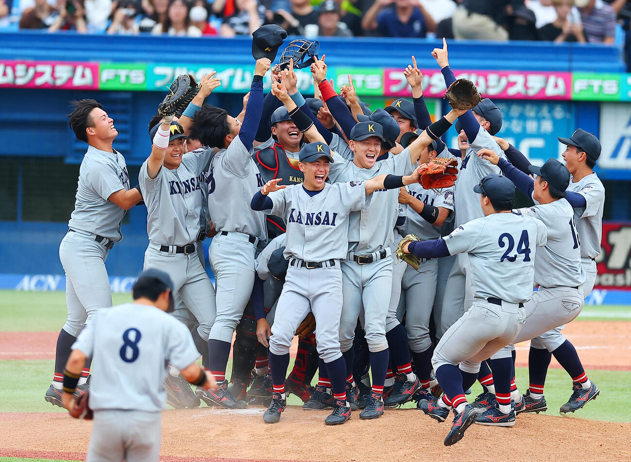 全日本大学野球選手権　決勝　関大対慶大　優勝し喜ぶ関大の選手たち（撮影・野上伸悟）