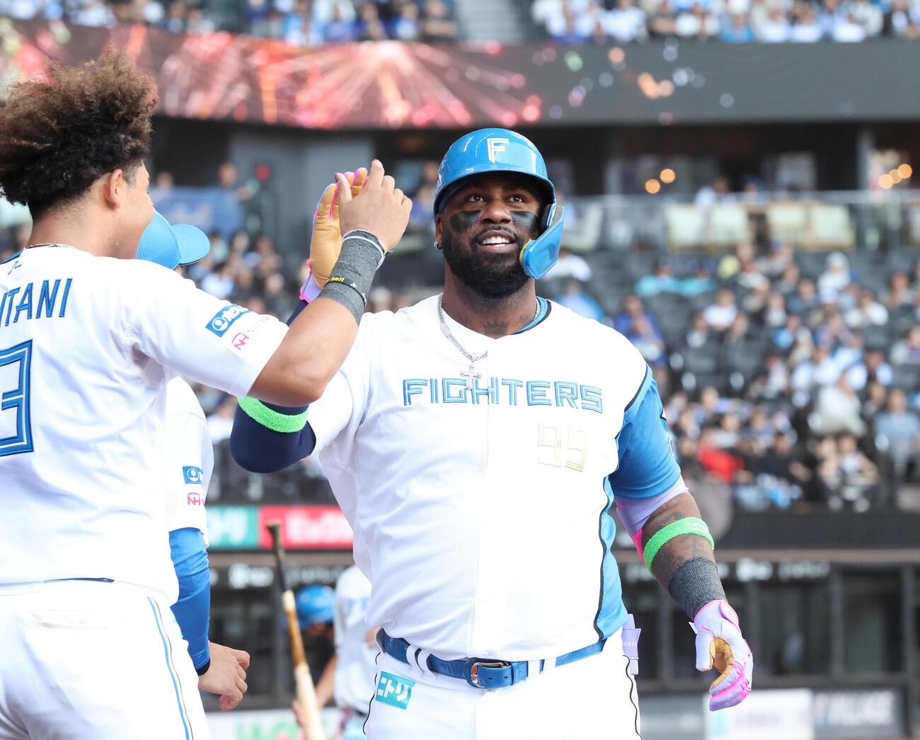 日本ハム対中日　3回裏、本塁打を放ちナインに出迎えられるレイエス（撮影・黒川智章）＝2026年6月14日