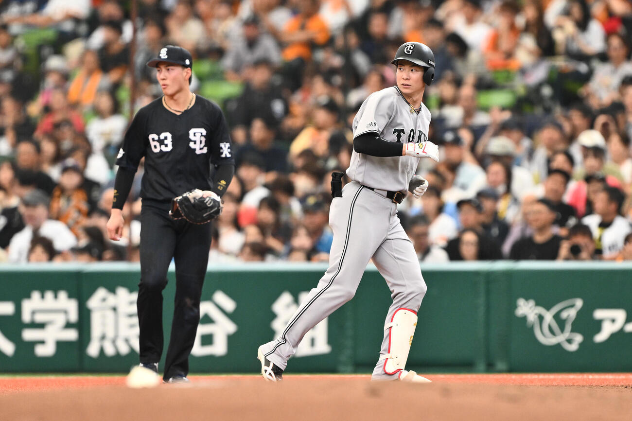 西武対巨人　4回表巨人無死、松本剛（右）は左前打を放つ。一塁手長谷川信哉（撮影・滝沢徹郎）＝2026年6月14日