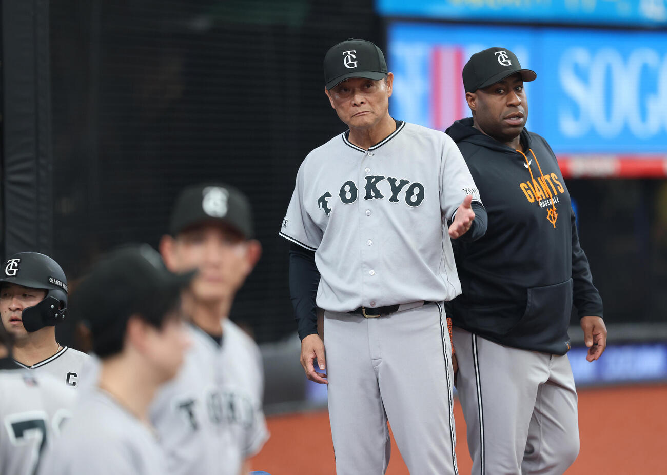 交流戦　西武対巨人　西武に敗れ、あいさつに向かう巨人橋上秀樹監督代行（右から2人目）（撮影・河田真司）