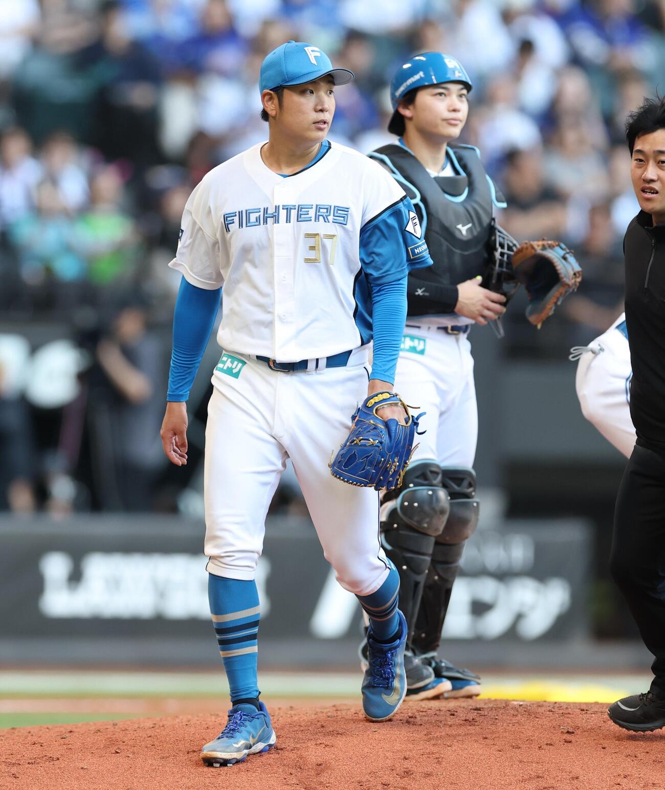 日本ハム対中日　4回表、途中降板する古林睿煬（撮影・黒川智章）＝2026年6月14日