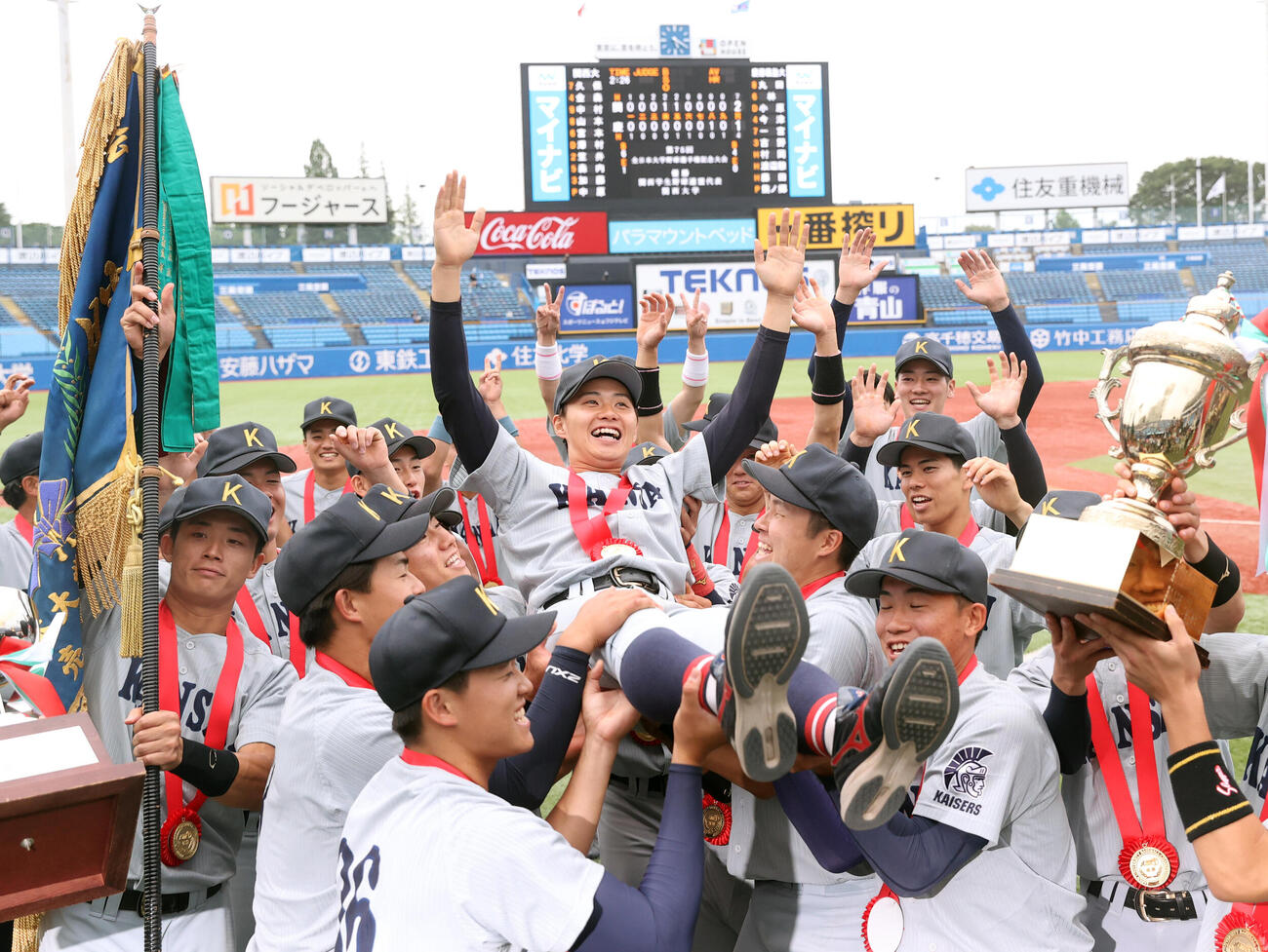 全日本大学野球選手権決勝　関大対慶大　優勝した関大ナインは米沢友翔を胴上げする（撮影・柴田隆二）