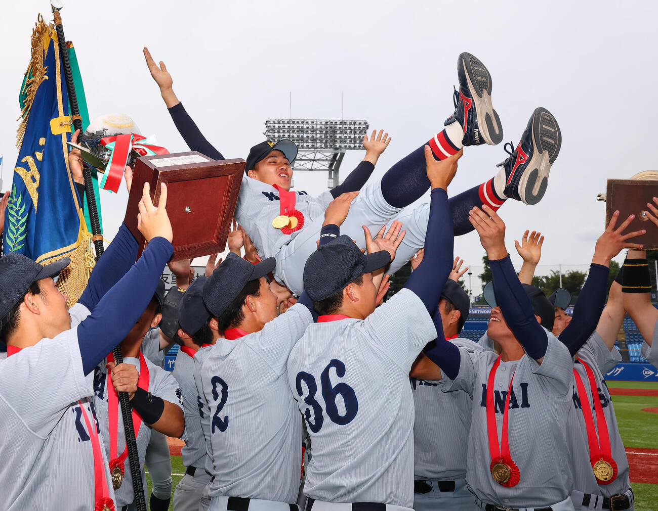 全日本大学野球選手権　決勝　関大対慶大　優勝し胴上げされる関大・米沢友翔（撮影・野上伸悟）