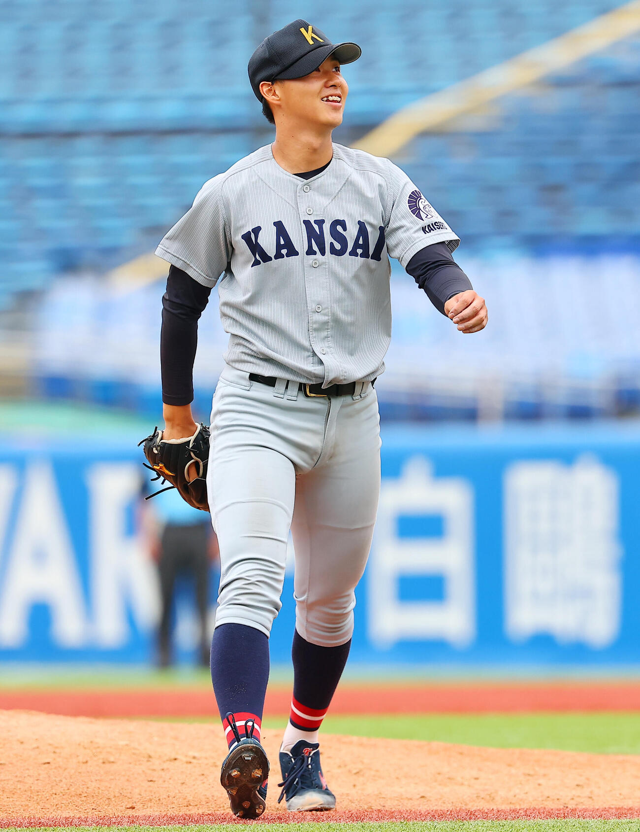 全日本大学野球選手権　決勝　関大対慶大　5回裏慶大2死二塁、丸田湊斗を見逃し三振に仕留め笑顔をみせる米沢友翔（撮影・野上伸悟）