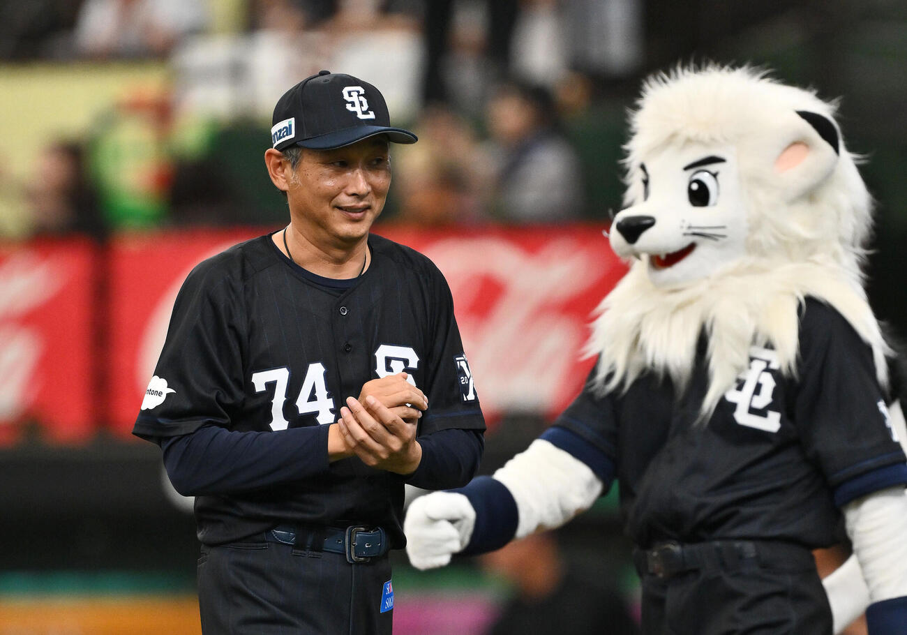 西武対巨人　試合に勝利し笑顔の西武西口文也監督（撮影・滝沢徹郎）