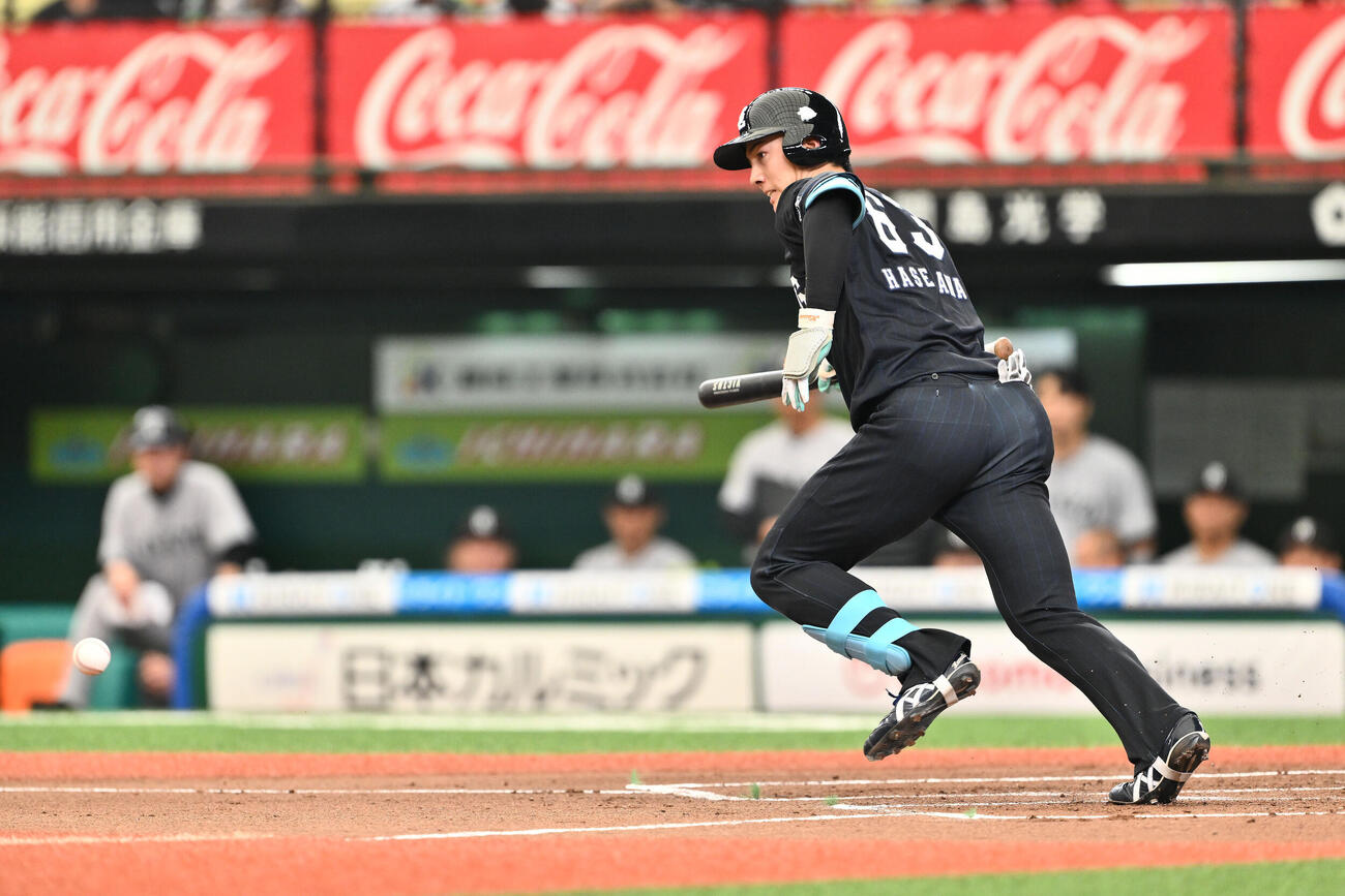 西武対巨人　1回裏西武2死、セーフティーバントを決める長谷川信哉（撮影・滝沢徹郎）