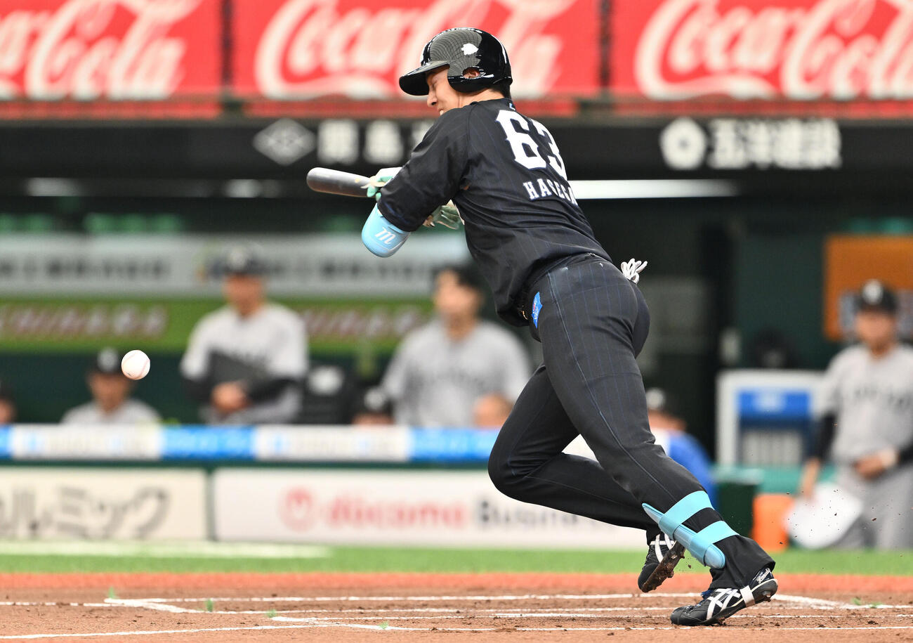 西武対巨人　1回裏西武2死、セーフティーバントを決める長谷川信哉（撮影・滝沢徹郎）