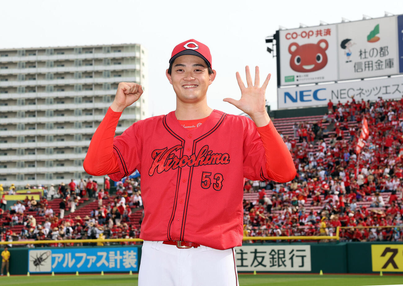 楽天対広島　5勝目の広島岡本駿は応援団を背に笑顔で「5」のポーズ（撮影・浅見桂子）