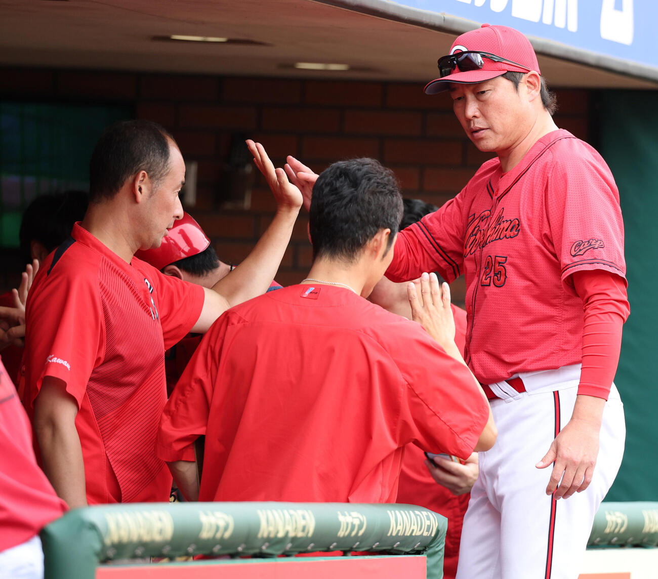 楽天対広島　連勝でスタッフとハイタッチする広島新井貴浩監督（撮影・浅見桂子）