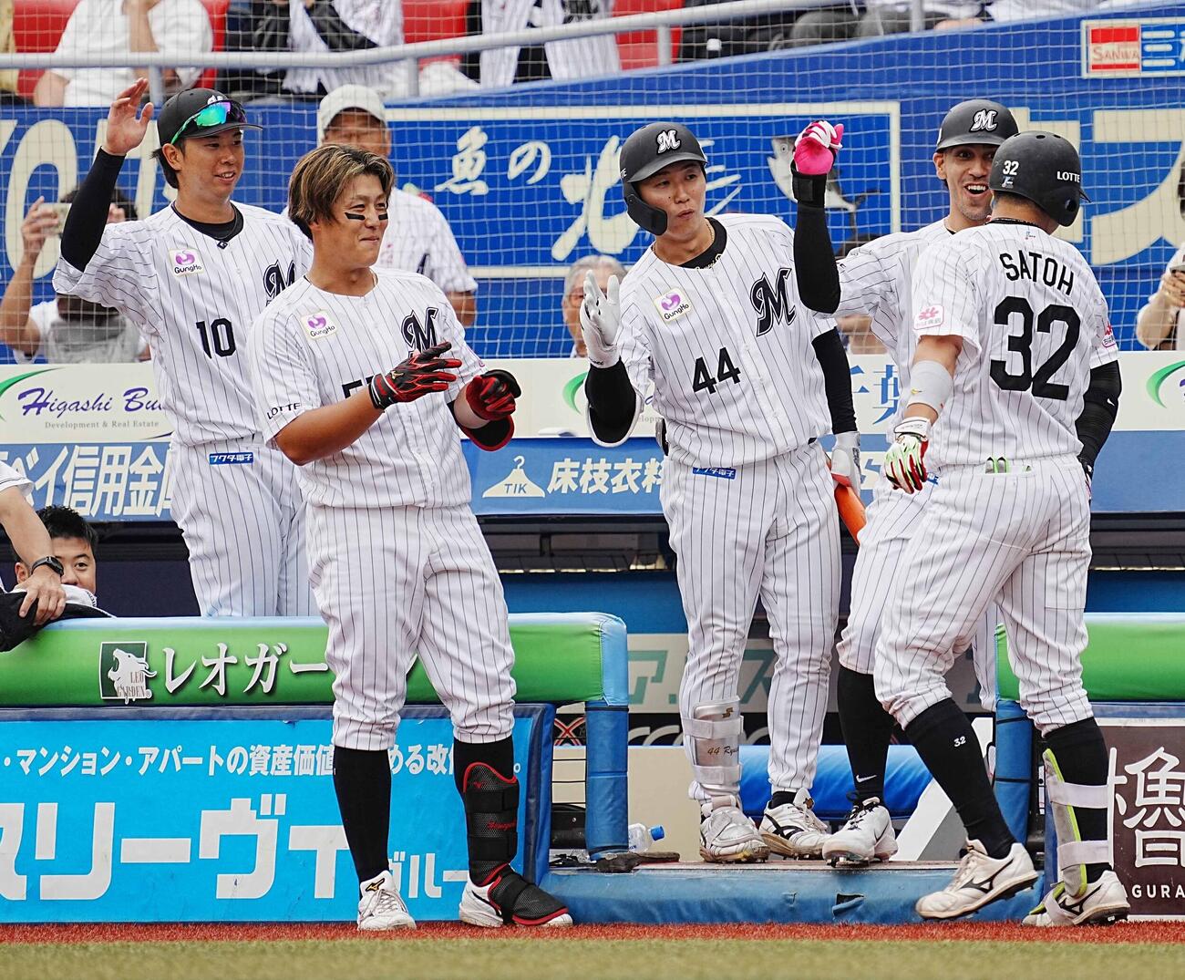 ロッテ対DeNA 7回裏ロッテ無死、佐藤都志也（右）は左越えにソロ本塁打を放ちベンチのナインの祝福を受ける（撮影・小沢裕）　＝2026年6月14日