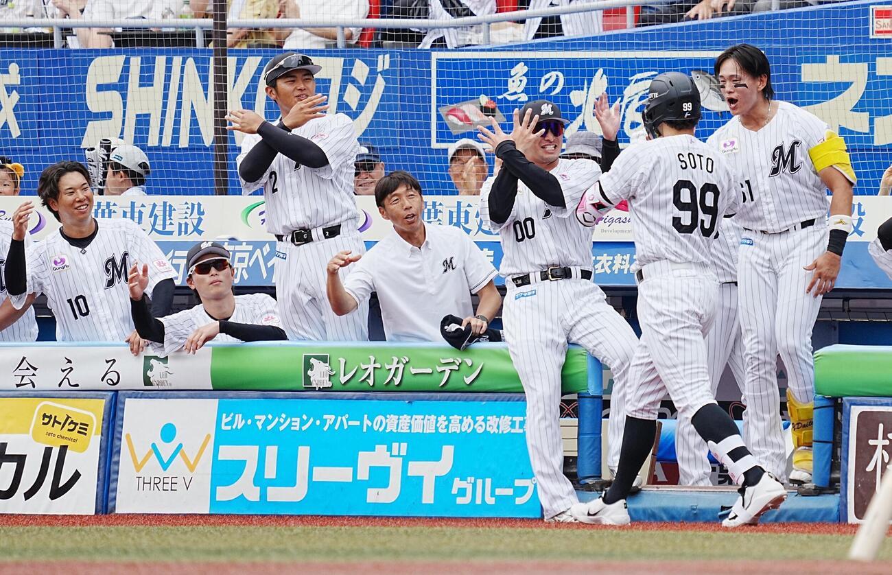ロッテ対DeNA 2回裏ロッテ無死、ネフタリ・ソト（右）は左越えに先制ソロ本塁打を放ちベンチのナインの祝福を受ける（撮影・小沢裕）　＝2026年6月14日