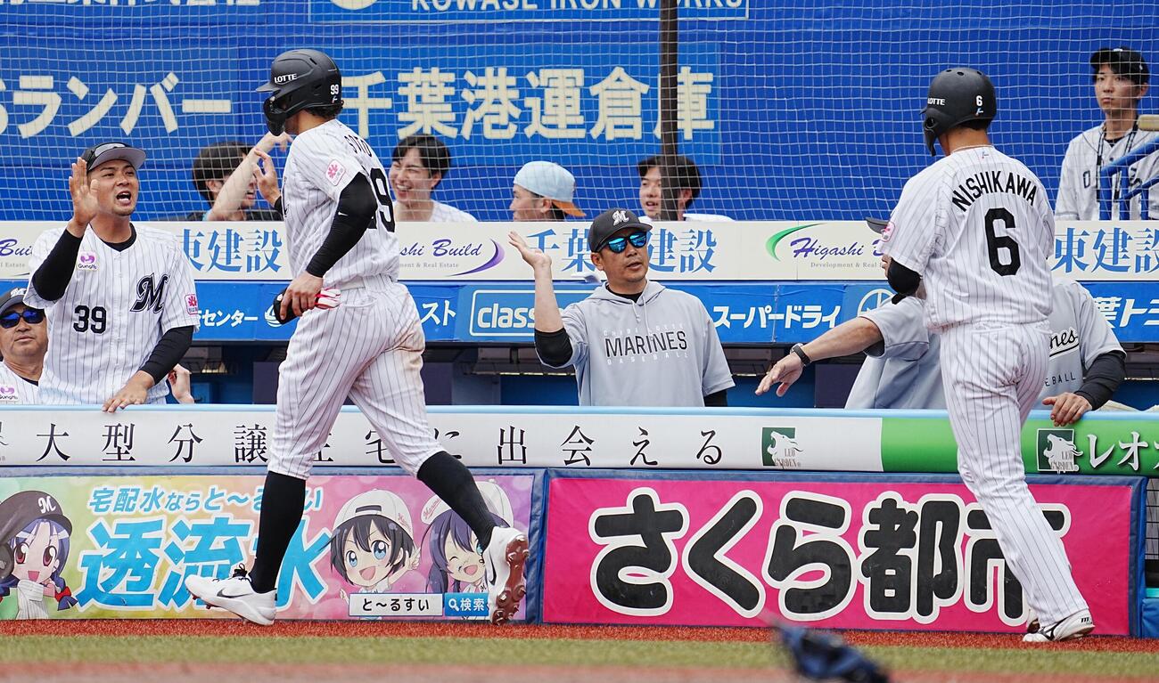 ロッテ対DeNA 5回裏ロッテ2死満塁、サブロー監督（中央）は山口航輝の中前勝ち越し2点適時打で生還したネフタリ・ソト（左）、西川史礁（右）とハイタッチ（撮影・小沢裕）　＝2026年6月14日