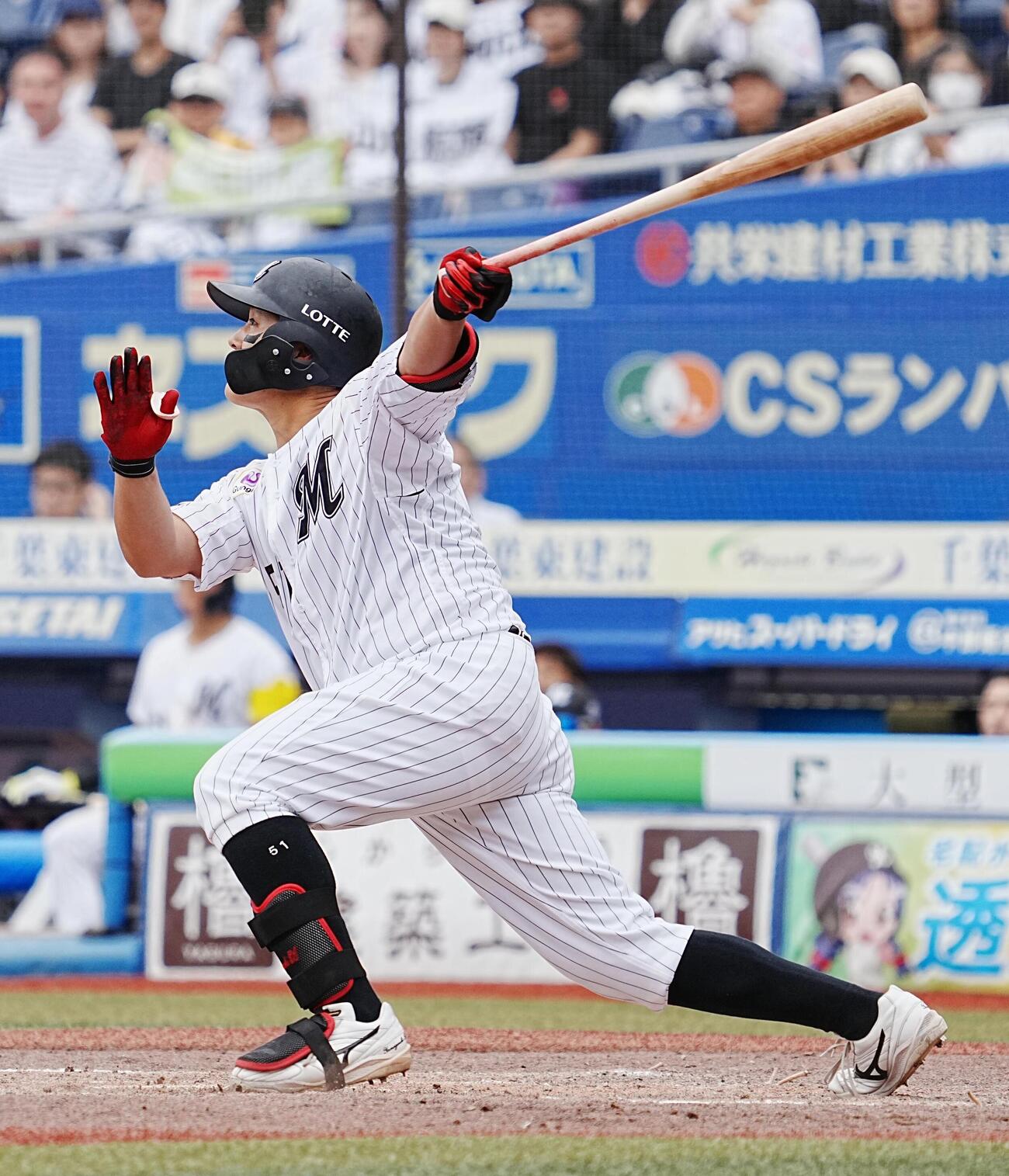 ロッテ対DeNA 5回裏ロッテ2死満塁、山口航輝は中前に勝ち越し2点適時打を放つ（撮影・小沢裕）　＝2026年6月14日