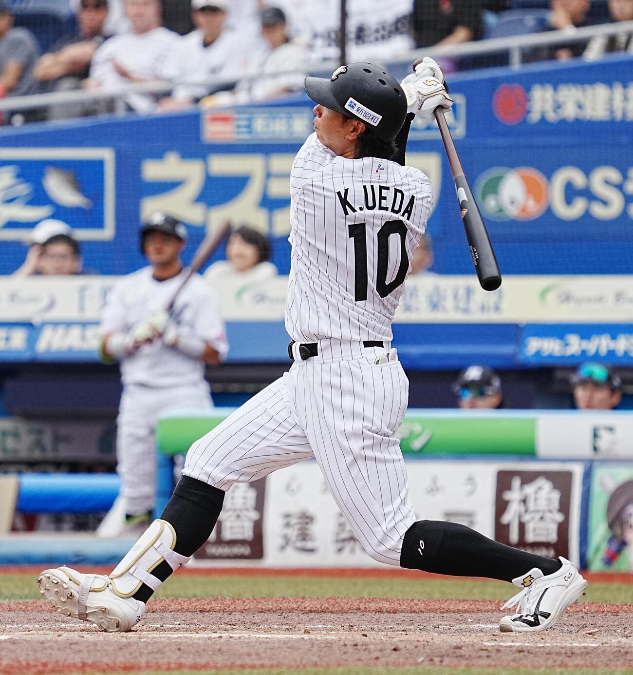 ロッテ対DeNA 5回裏ロッテ無死、上田希由翔は右越えに同点ソロ本塁打を放つ（撮影・小沢裕）　＝2026年6月14日