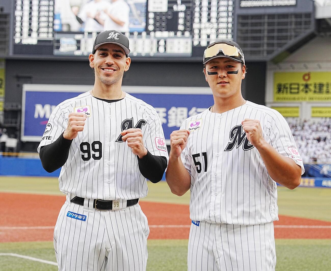ロッテ対DeNA　ヒーローインタビューを終え写真に納まるロッテのネフタリ・ソト（左）と山口航輝（撮影・小沢裕）　＝2026年6月14日