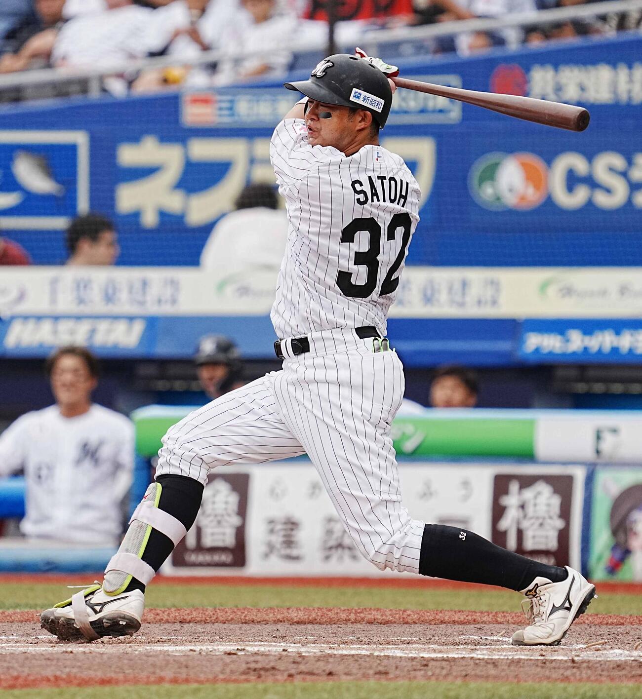 ロッテ対DeNA 7回裏ロッテ無死、佐藤都志也は左越えにソロ本塁打を放つ（撮影・小沢裕）　＝2026年6月14日