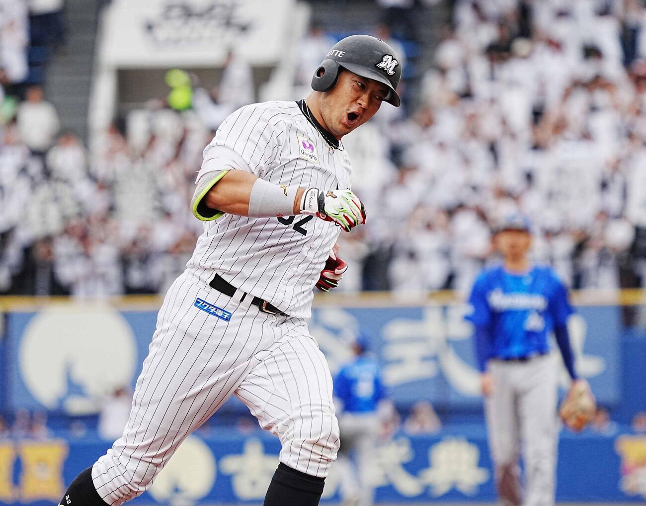 ロッテ対DeNA 7回裏ロッテ無死、佐藤都志也は左越えにソロ本塁打を放ち三塁をまわる（撮影・小沢裕）　＝2026年6月14日
