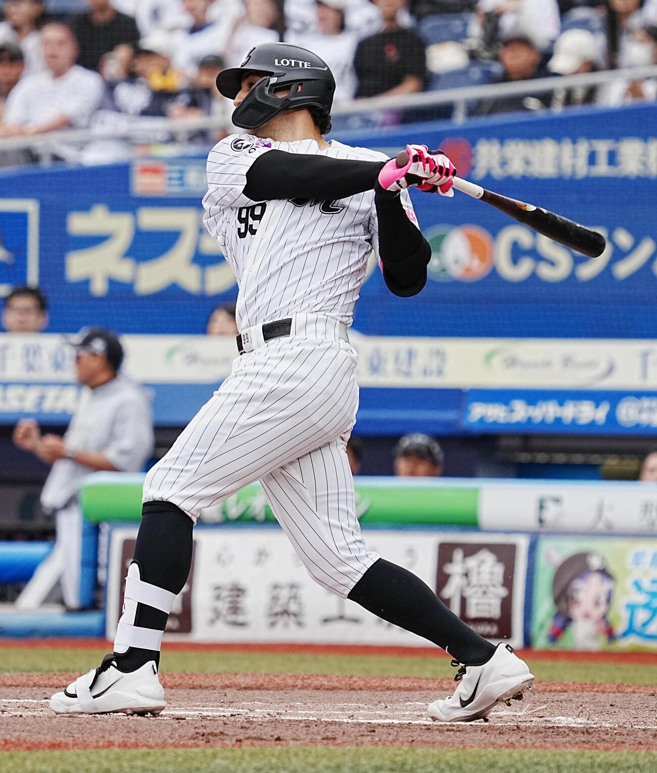 ロッテ対DeNA 7回裏ロッテ1死、ネフタリ・ソトはこの日2本目の本塁打を中越えに放つ（撮影・小沢裕）　＝2026年6月14日