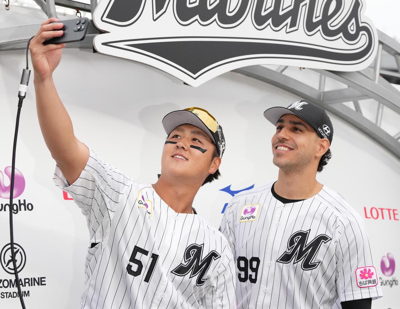 ロッテ対DeNA　ヒーローインタビューを終え写真に納まるロッテ山口航輝（左）とネフタリ・ソト（撮影・小沢裕）　＝2026年6月14日