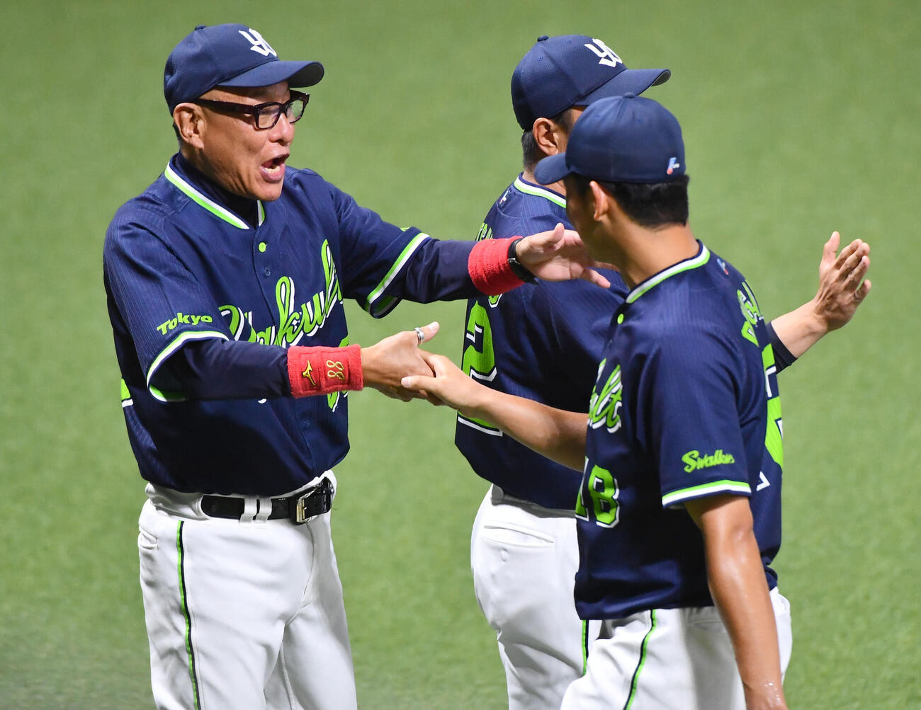 ソフトバンク対ヤクルト　プロ初完封の奥川恭伸（右）と笑顔で握手を交わすヤクルト池山隆寛監督（撮影・岩下翔太）