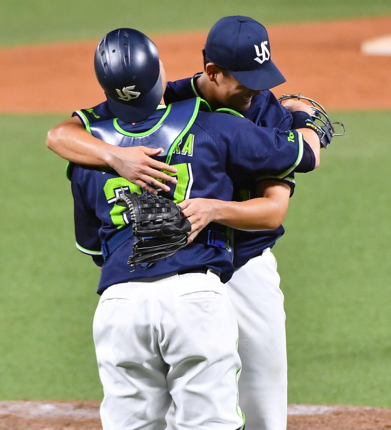ソフトバンク対ヤクルト　プロ初完封でソフトバンクに勝利し、中村悠平（左）と笑顔で抱き合うヤクルト奥川恭伸（撮影・岩下翔太）