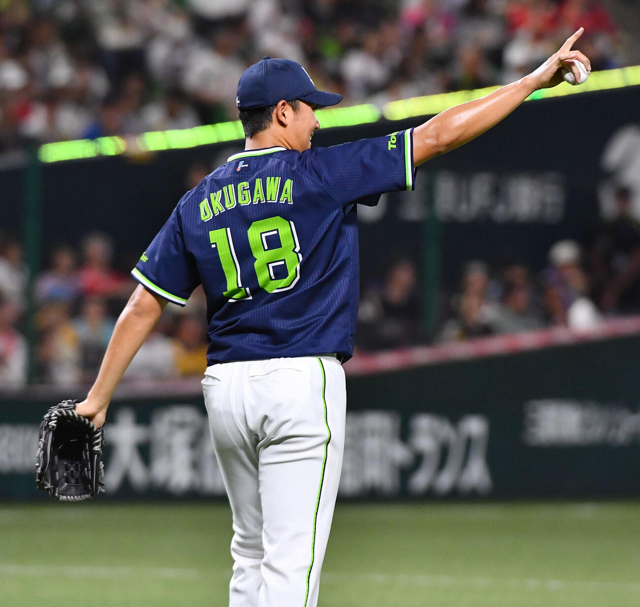 ソフトバンク対ヤクルト　6回裏ソフトバンク1死、正木智也の二飛を内山壮真が好捕し、笑顔を見せる奥川恭伸（撮影・岩下翔太）