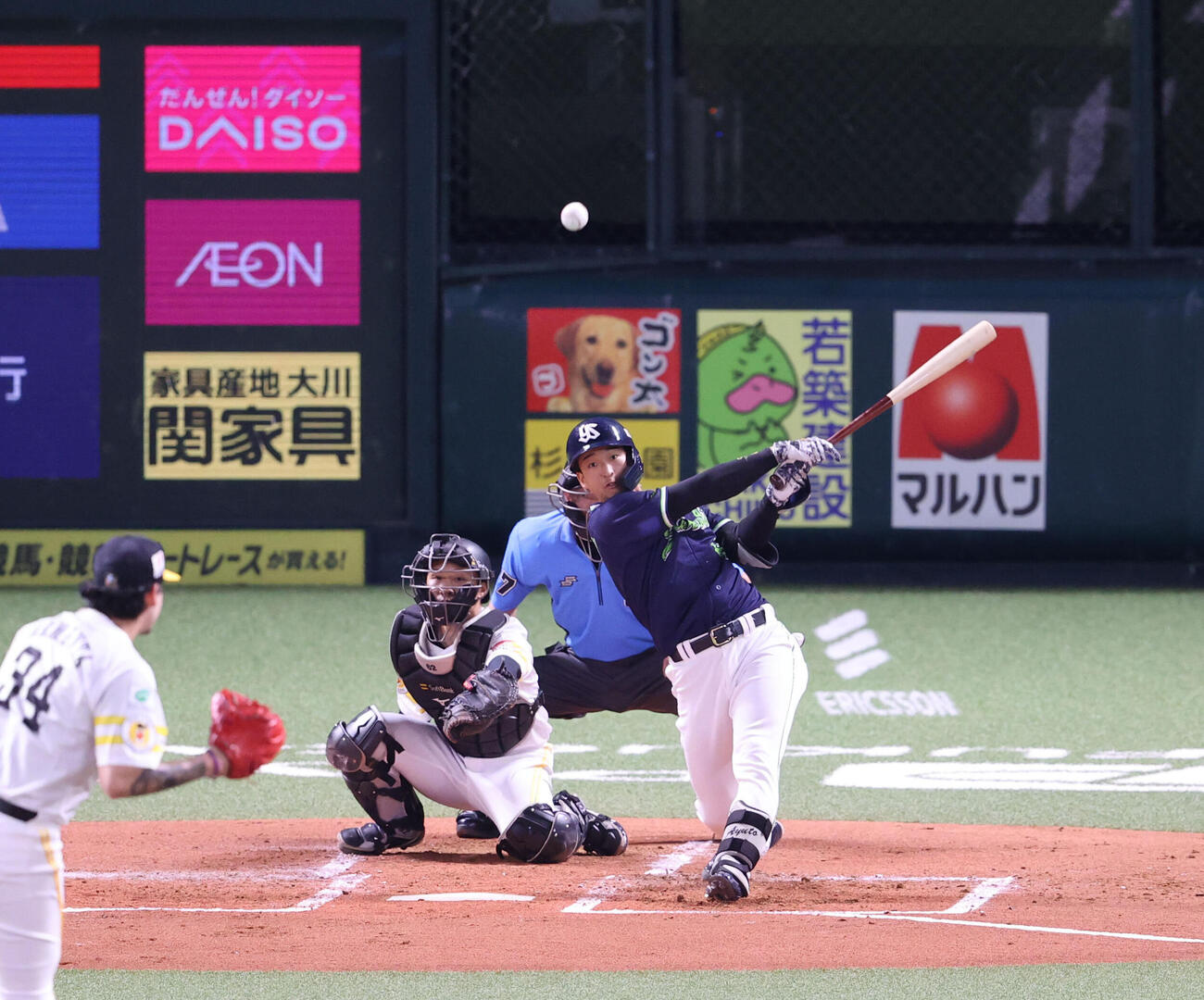 ソフトバンク対ヤクルト　2回表ヤクルト2死満塁、松下歩叶は中前に先制2点適時打を放つ（撮影・梅根麻紀）