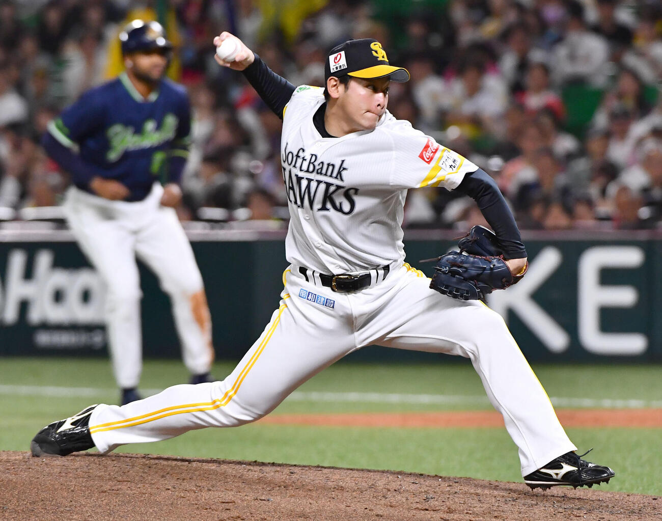 ソフトバンク対ヤクルト　3回表ヤクルト1死一、二塁から登板した、ソフトバンク2番手の鈴木豪太（撮影・岩下翔太）