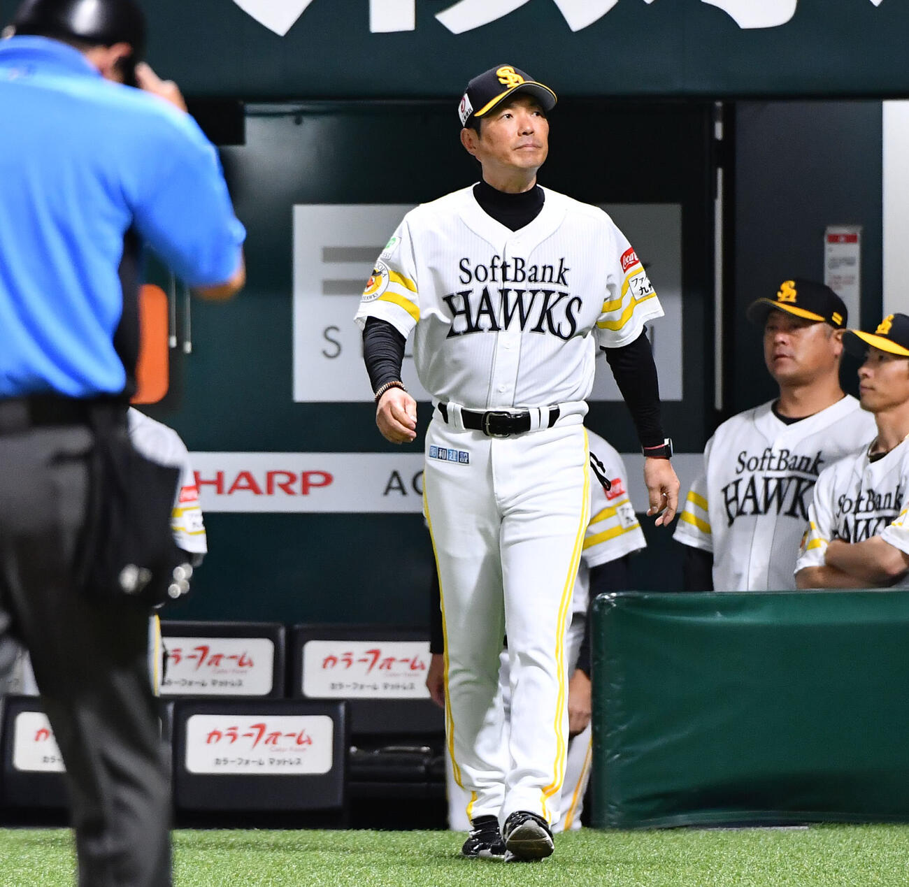 ソフトバンク対ヤクルト　3回表ヤクルト1死一、二塁、投手の交代に向かう小久保裕紀監督（撮影・岩下翔太）
