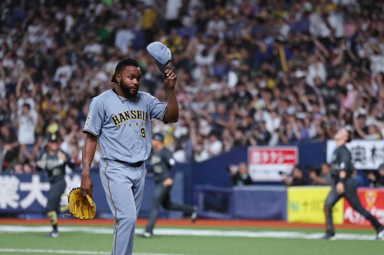 オリックス対阪神　10回裏オリックス2死一、三塁、山中稜真にサヨナラ適時打を浴び、悔しそうに引き揚げるラファエル・ドリス（撮影・前田充）